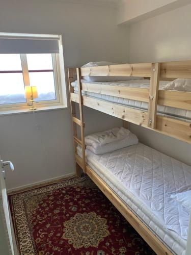 een slaapkamer met 2 stapelbedden en een raam bij VARIJLYAN in Sälen