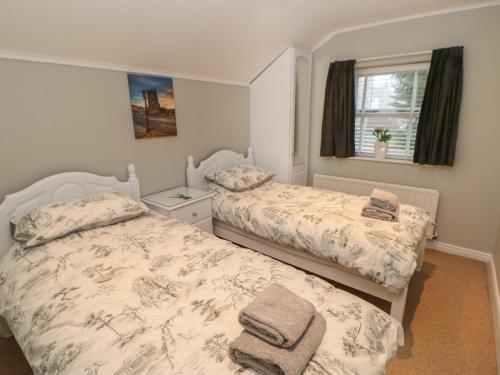 Postel nebo postele na pokoji v ubytování Honeysuckle Cottage