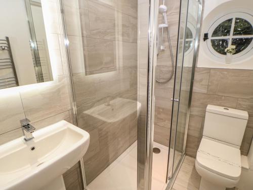 Koupelna v ubytování Honeysuckle Cottage