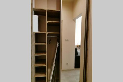 um quarto com uma porta aberta para um armário em Little Big Red - Central Modern Studio na Cracóvia