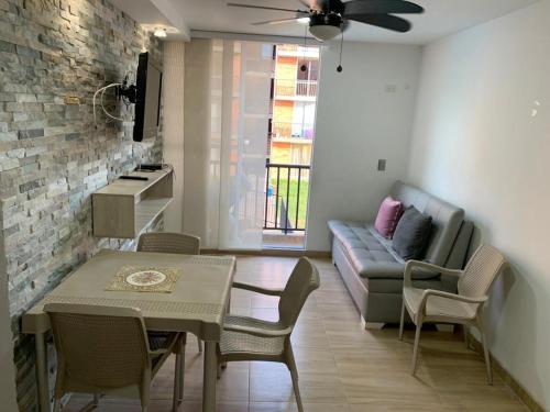 ein Wohnzimmer mit Sofa und Tisch in der Unterkunft Apartamento Vacacional Toscana Melgar in Melgar