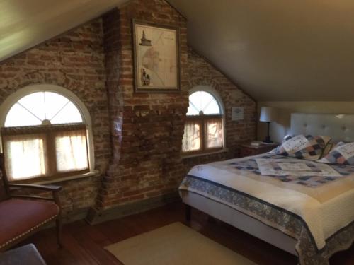 מיטה או מיטות בחדר ב-Willard Richards Inn
