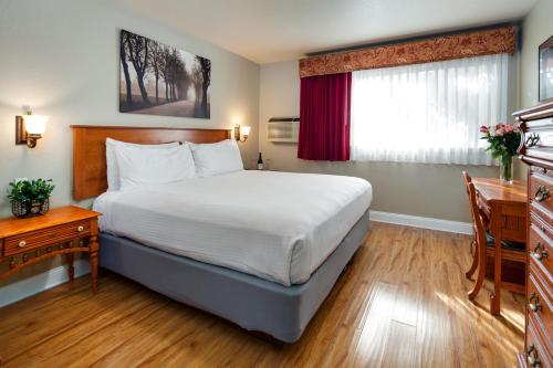 a bedroom with a large bed and a window at Stratford Inn in Ashland