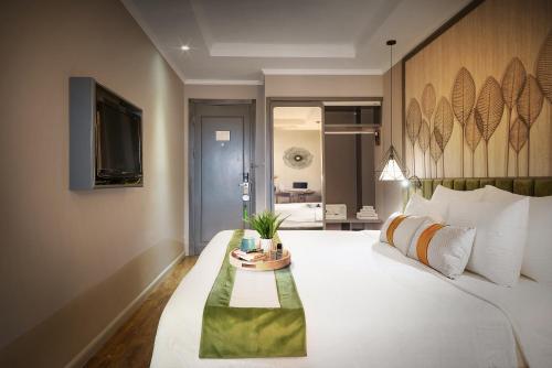 Postel nebo postele na pokoji v ubytování Hanoi Center Silk Hotel & Travel