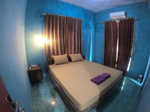 Ένα ή περισσότερα κρεβάτια σε δωμάτιο στο OWL HOSTEL Karimunjawa