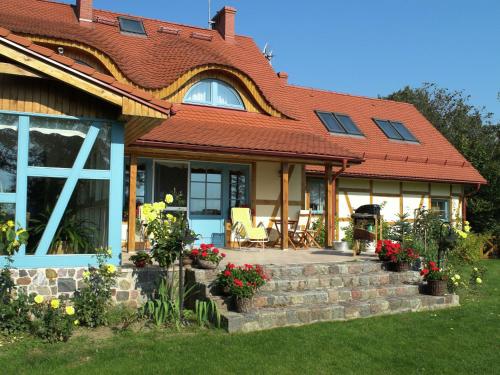 カルビエンスキエ・ブウォト・ピエルフシェにあるVilla with beautiful nature Lovely garden saunaの赤い屋根の家