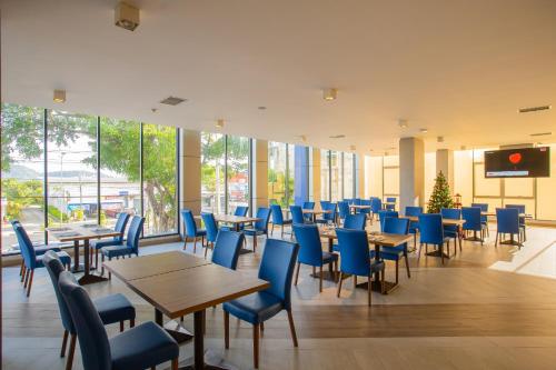 Μια τηλεόραση ή/και κέντρο ψυχαγωγίας στο Seabed Grand Hotel Phuket - SHA Extra Plus
