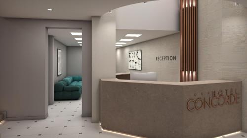 un hall de bureau avec un comptoir de réception aux couleurs de l'hôtel dans l'établissement Hotel Concorde, à Veliko Tarnovo