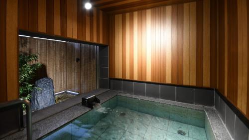 a bath room with a pool of water at Bell's Inn Tsuchiura in Tsuchiura