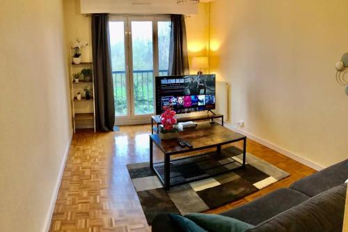 un salon avec un canapé et une table basse dans l'établissement Appart T2 Gare TGV spacieux et tout équipé, au Mans