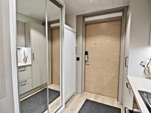 une porte en verre dans une chambre avec couloir dans l'établissement Levillas Levin Kunkku, à Levi