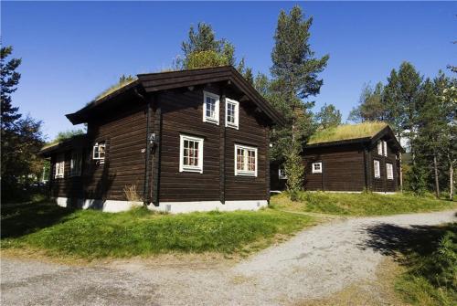 a small wooden house with a building at Bardøla Fjelltun in Geilo
