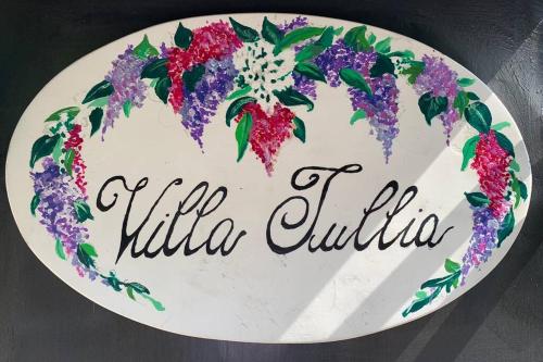 un piatto con dei fiori sopra con le parole piccole farfalle di VillaTullia Ferienhaus mit Seesicht Gardasee a Tignale