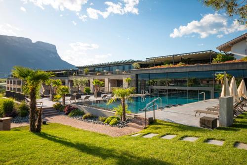 una vista exterior de un complejo con piscina en Weinegg Wellviva Resort, en Appiano sulla Strada del Vino