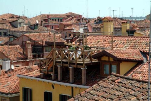 vistas a los tejados de una ciudad con edificios en Hotel Ca' D'Oro, en Venecia