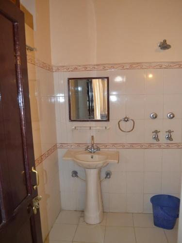 a bathroom with a sink and a mirror at Kanhaia Haveli in Pushkar