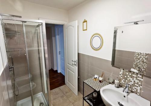 La salle de bains est pourvue d'un lavabo et d'une douche. dans l'établissement Artistic Charming House, à Caserte