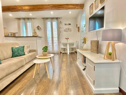 un salon avec un canapé et une table dans l'établissement Le rue Longue, à Menton