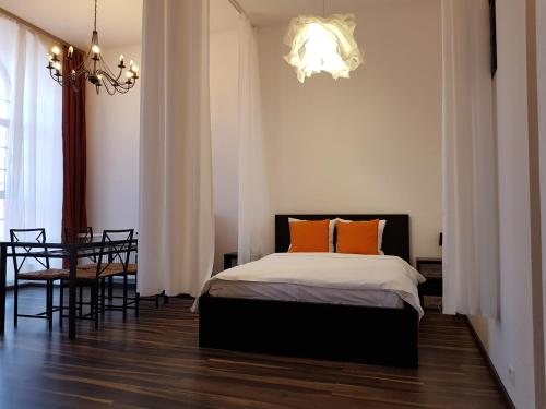 sypialnia z łóżkiem z pomarańczowymi poduszkami w obiekcie Home Factory w Łodzi
