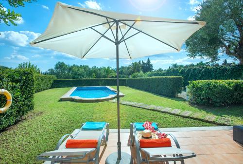 een patio met stoelen, een parasol en een zwembad bij Owl Booking Villa Tarongers - Stay For Couples in El Port