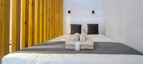 Säng eller sängar i ett rum på Phaedrus Living Seaside Luxury Flat Athina 123