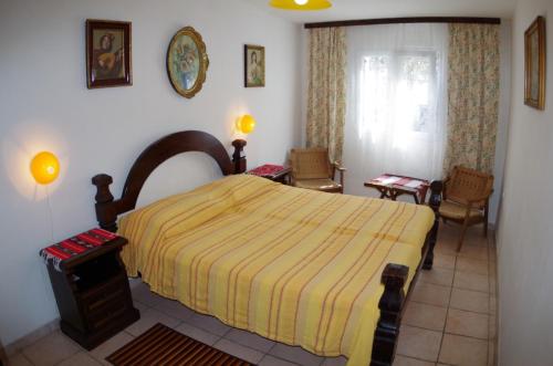 sypialnia z łóżkiem i krzesłami oraz oknem w obiekcie Holiday Apartment Jasna w mieście Premantura