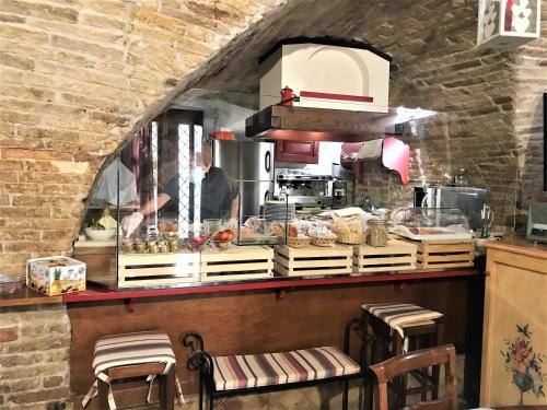 a kitchen with a man standing behind a counter at B&B La Torretta sul Borgo in Grottammare