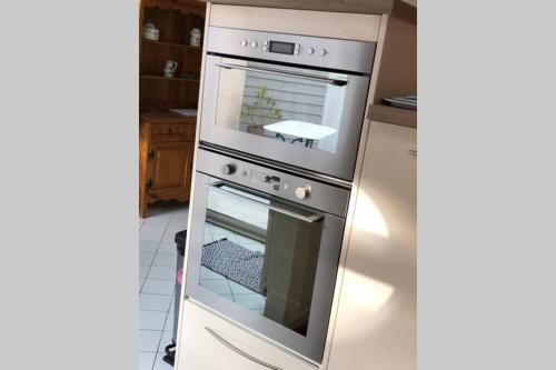 une cuisine avec un four en acier inoxydable dans l'établissement Gite Les Grèves, à Dieppe