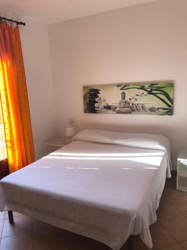 - une chambre avec un lit blanc et un rideau orange dans l'établissement Tiffany 2, à Palau