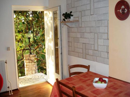 ein Zimmer mit einem Tisch und einer Obstschale darauf in der Unterkunft Apartments Percan 448 in Krnica