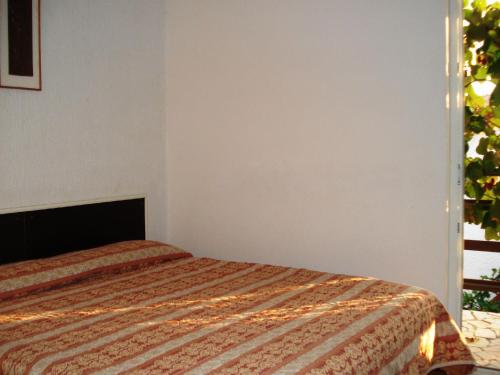 ein Schlafzimmer mit einem Bett in einem Zimmer in der Unterkunft Apartments Percan 448 in Krnica