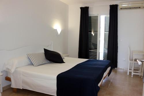 een slaapkamer met een bed met een laptop erop bij Apartamento Saura in Cala en Blanes