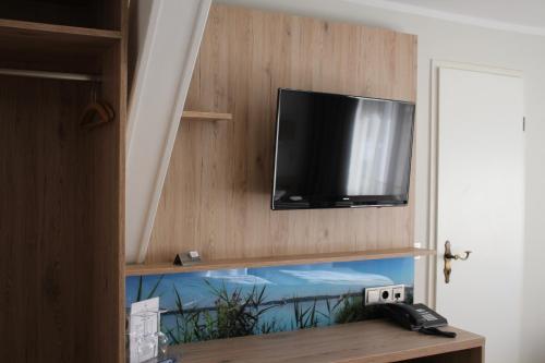 a flat screen tv sitting on top of a fish tank at Seehotel Fährhaus in Bad Zwischenahn