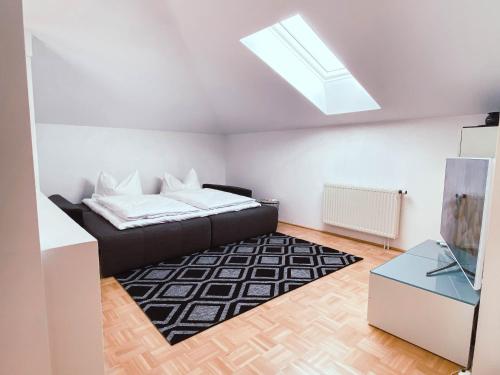 ein Schlafzimmer mit einem Bett und einem Dachfenster in der Unterkunft Ferienwohnung Karasek mit Seeblick in Sattendorf