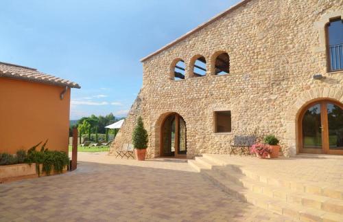 a brick building with a bench in front of it at Casa Anamaria Hotel in Ollers