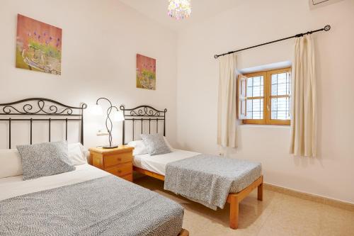 En eller flere senge i et værelse på Villa Sa Cuina