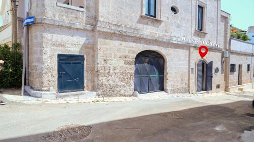 ein Gebäude mit zwei Türen und einem Schild darauf in der Unterkunft House of Cherie in Santa Maria di Leuca