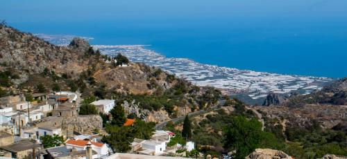 una vista de una ciudad al lado de una montaña en Villa Valia- Relaxation and Cretan hospitality, en Ierápetra