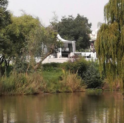 a house on the banks of the river at The Place Guesthouse Parys in Parys