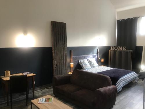 a bedroom with a bed and a couch at Matin de Saône in Fontaines-Saint-Martin