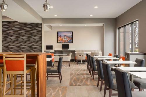 a dining room with tables and chairs at La Quinta Inn & Suites by Wyndham St Louis Route 66 in Saint Louis