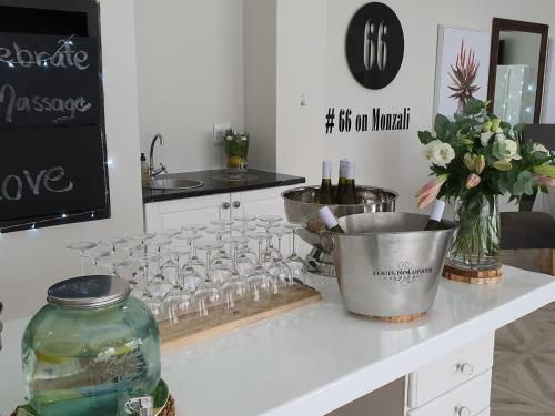 Imagen de la galería de 66 On Monzali 4 Star Luxury Guesthouse, en Hilton