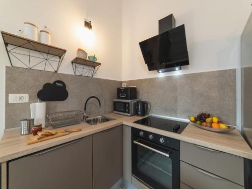 A kitchen or kitchenette at Apartment Fiora