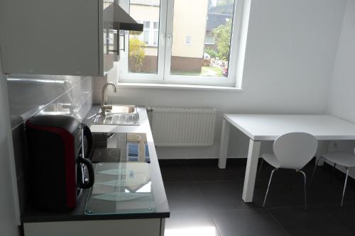 cocina con encimera, mesa y ventana en Villa Luise, en Hameln