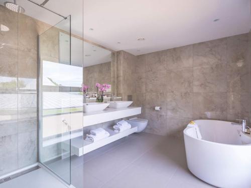 Un baño de The Culloden Estate and Spa