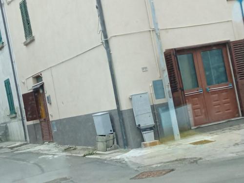 ein Gebäude mit zwei Parkuhren nebeneinander in der Unterkunft Casa Garage in Roccatederighi