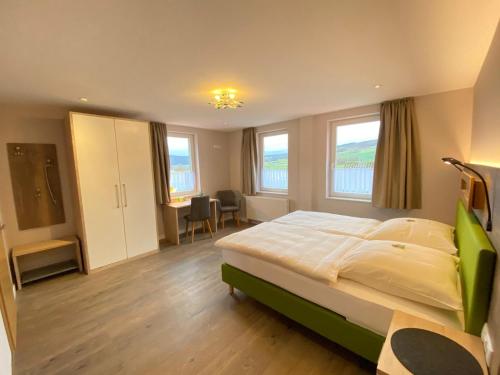 1 dormitorio con 1 cama, mesa y sillas en Ferienwohnungen Zum Lindenwirt, en Weißehütte