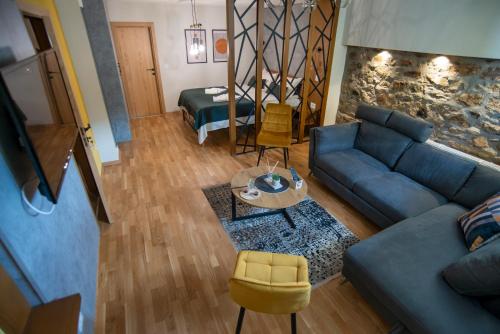 ein Wohnzimmer mit einem Sofa und einem Tisch in der Unterkunft Boutique Hotel St Nikolas by Skar in Kruševo