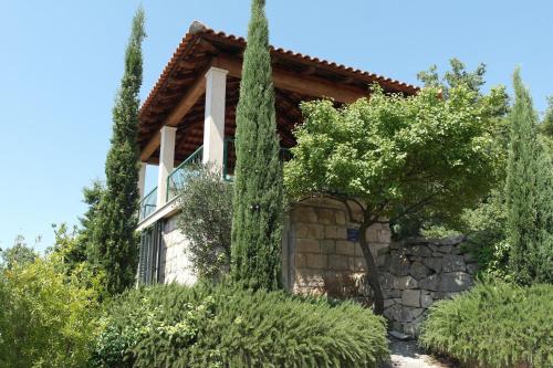 uma casa com uma árvore em frente em Villa Skylight em Cilipi