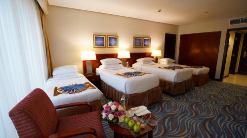 Tempat tidur dalam kamar di Dorrar Al Eiman Royal Hotel